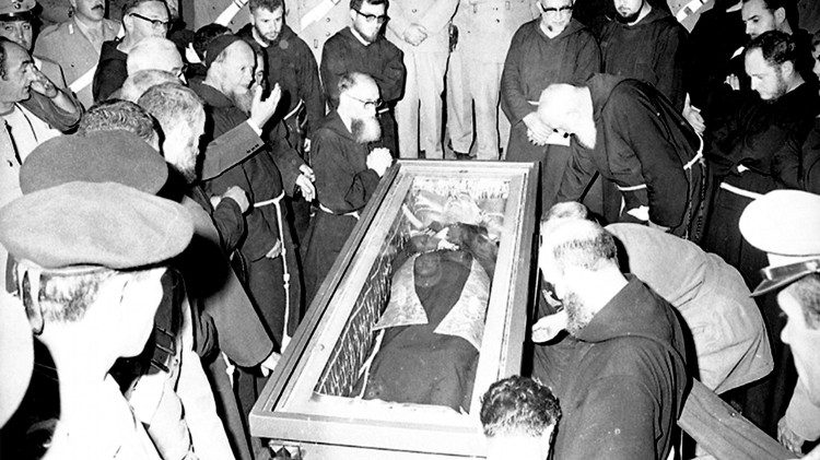 I confratelli pregano attorno alla salma