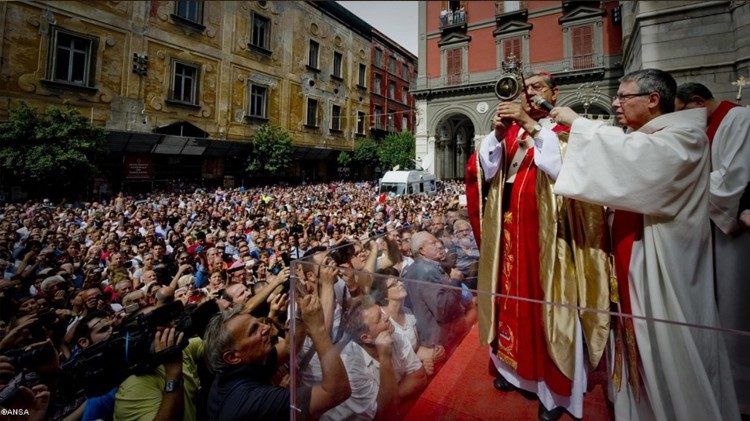 Das Blutwunder zieht stets viele Gläubige an