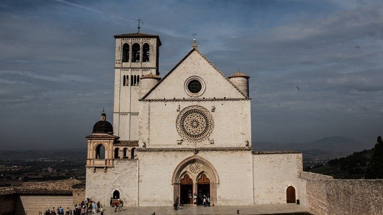Assis é o lugar apropriado para inspirar uma nova economia, pois foi ali que Francisco se despojou de toda a mundanidade para escolher Deus como bússola da sua vida, disse o Papa
