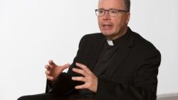 Bischof Ackermann Debatte 2 HT.jpg