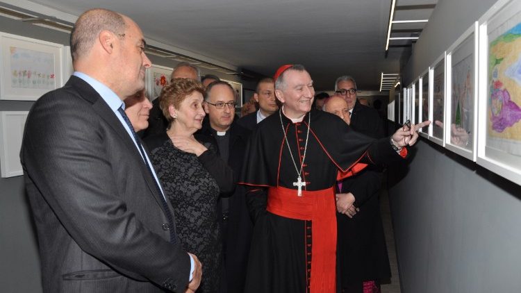 Card Parolin osserva i deisegni mostra Caro Papa.jpg