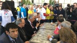 Card. D. Manuel Clemente com os sem abrigo, na Comunidade Vida e PazAEM.jpg