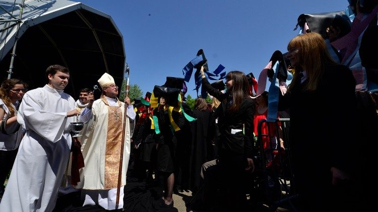 Bispo do Porto, Dom Manuel Linda, com os universitários