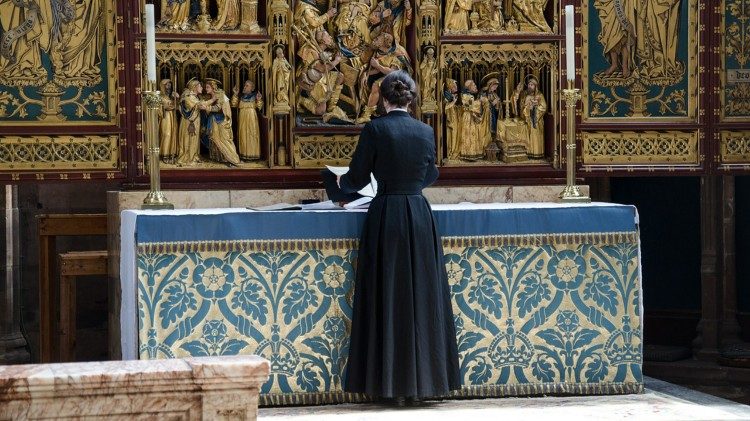 Eine anglikanische Priesterin in der Kirche