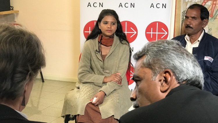 Eis. Padre Philippa e traduttore.JPG