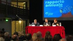 Foto rapporto centro Astalli 2018aem.jpg