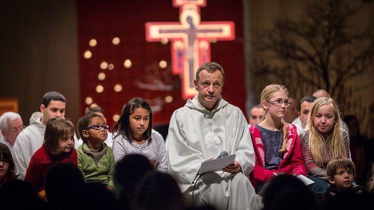 Beim Taizé-Jugendtreffen in Basel: der Prior der ökumenischen Gemeinschaft von Taizé, Frère Alois, mit jungen Leuten aus ganz Europa