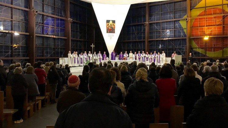 Messe célébrée dans le sanctuaire du Divin amour, à Rome.
