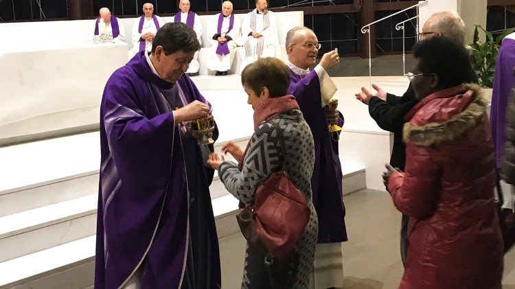 Il card. Braz de Aviz distribuisce la comunione