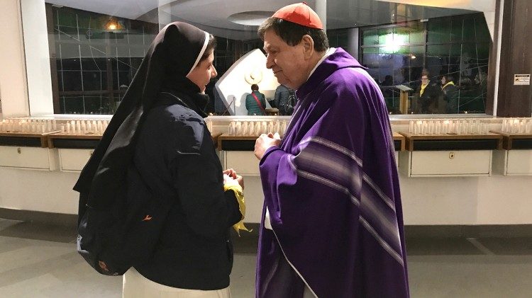 Il card. Braz de Aviz a colloquio con una religiosa