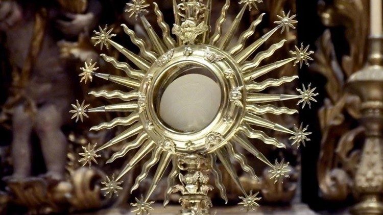 El Santísimo Sacramento en la custodia.
