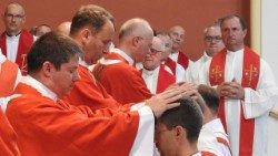 Ordinazione presbiteriale dei quatro gesuiti sloveni ordinati da mons Cvikl 6aem.jpg