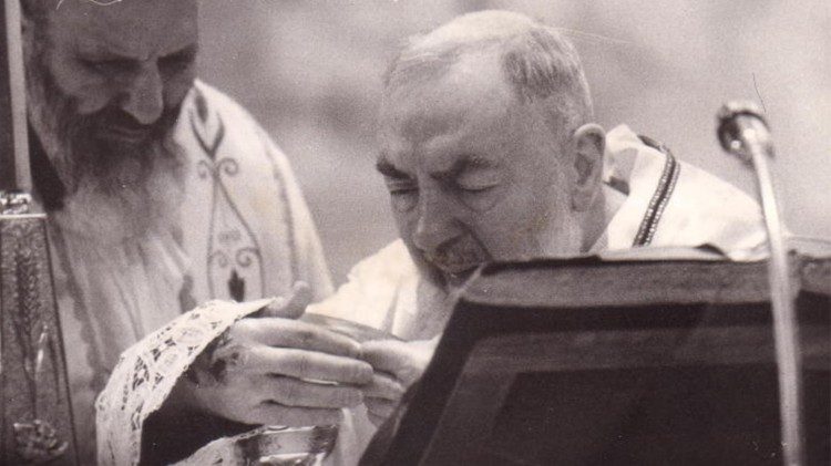 Pater Pio feiert die Heilige Messe