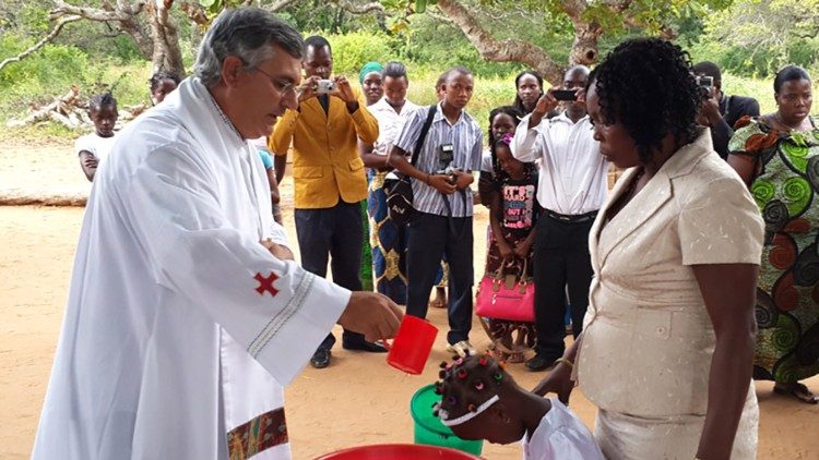 Mons. Alberto Vera Aréjula, en Mozambique.