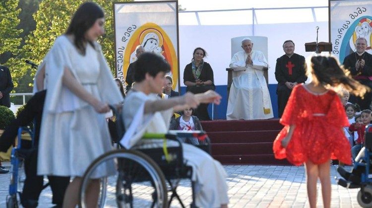 Visita di Papa Francesco al Centro Assistenza Redemptor hominisAEM.jpg