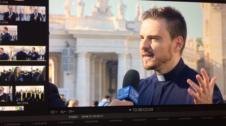 Padre Rodrigo Thomaz sendo entrevistado pela Canção Nova
