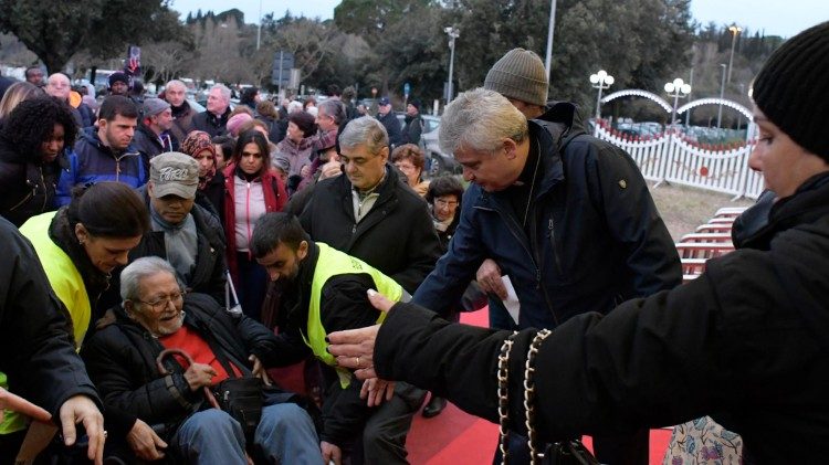 Mgr Konrad Krajewski avec des personnes prises en charge par l'Aumônerie apostolique, lors de la sortie au cirque Medrano, le 11 janvier 2018.