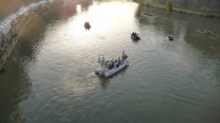 La "Madonna fiumarola" in processione sul Tevere. Foto dal sito  www.festadenoantri.it