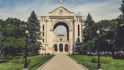 800px-Saint_Boniface_Cathedral,_Winnipeg,_Canada_(35918578070).jpg