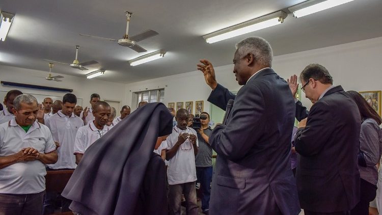 Archivbild: Kardinal Turkson segnet einige Gläubige