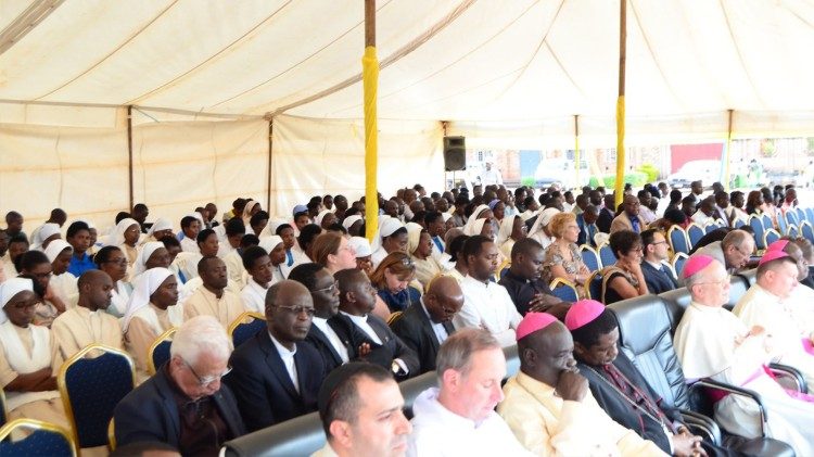 Visita dell'arcivescovo Vincenzo Zani in Rwanda, per partecipare al colloquio internazionale su «religioni e sfide attuali della scuola»