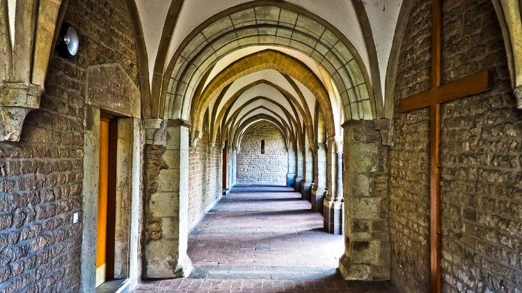 Le cloître d'une abbaye