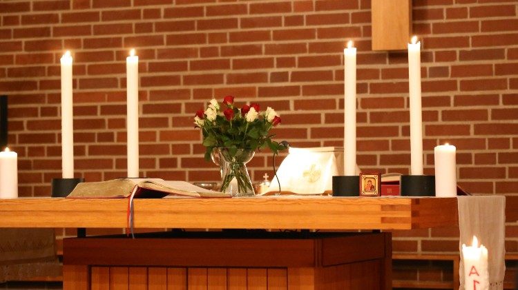 Un autel dans une église.