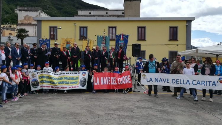 Alcuni dei partecipanti alla "Nave del Cuore", poco prima di salpare