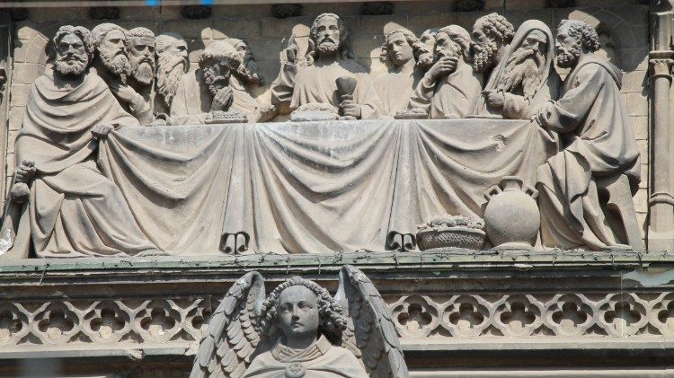 Jesus mit seinen Jüngern - das letzte Abendmahl als Relief am Kölner Dom