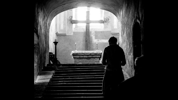 Francesco: "La vera rivoluzione, quella che trasforma radicalmente la vita, l’ha compiuta Gesù Cristo attraverso la sua Risurrezione: la Croce e la Risurrezione" (17-6-2013)