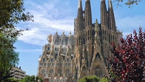 La Sagrada Familia se ilumina de rojo por la libertad religiosa en el mundo 
