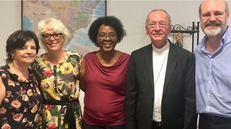 Card. Humes con la redacción brasileña de Vatican News