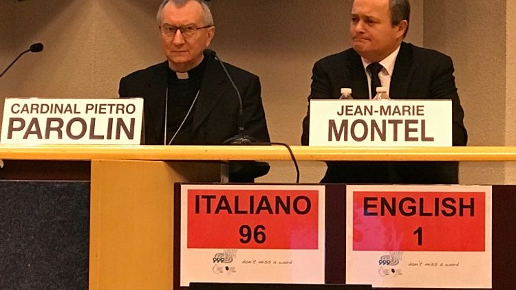 Card. Parolin Premio Hamel tavolo presidenza.jpeg
