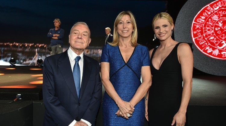 Michelle Hunziker, người đứng ngoài cùng bên phải