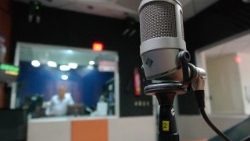 Radio microfono regia miscelatore.jpg