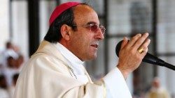 S.E. Mons. António dos Santos Marto – Vescovo Leiria-Fátima..jpg