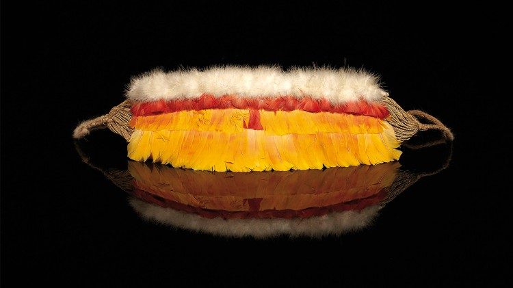 Alcune immagini del volume "Etica e pratica della conservazione. Manuale per la conservazione dei beni etnografici e polimaterici" (edizioni Musei Vaticani)