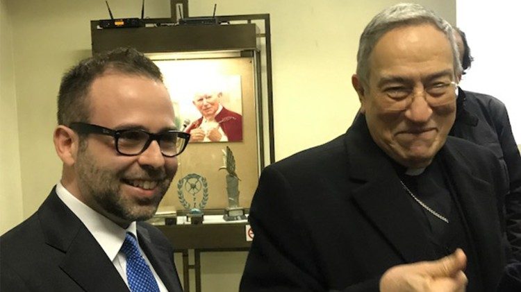 El autor del libro Fabio Marchese y el cardenal Rodríguez Maradiaga 