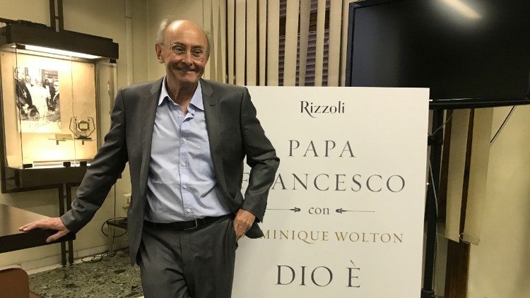 Dominique Wolton, lors de la présentation de son livre d'entretien avec le Pape, traduit en italien sous le titre "Dieu est un poète".