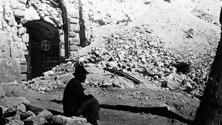 Un abitante della zona tra le macerie