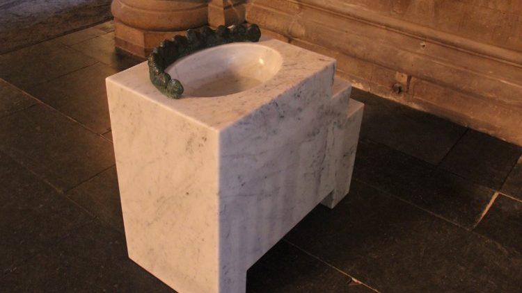 A Pia batismal está colocada na entrada da Catedral de Lund