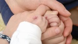 MANI_FAMIGLIA_BAMBINO_900x570.jpg