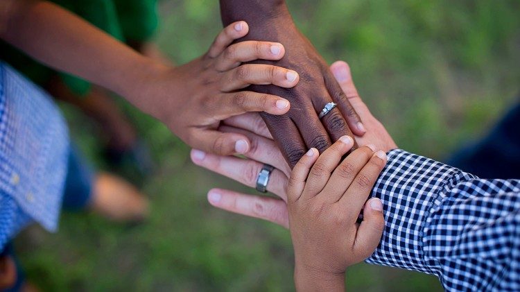 "Nestes dias de reflexão, oração e celebração da fé, percebemos a dor de tantos povos e a eles expressamos a nossa solidariedade e pesar às famílias em luto pelos seus mortos"