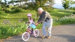 grandparents-2734513_1920 1aem.jpg