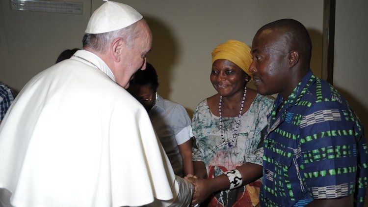 Papież Franciszek z uchodźcami podczas swojej wizyty w Centrum Astalli 10 września 2013 r. 