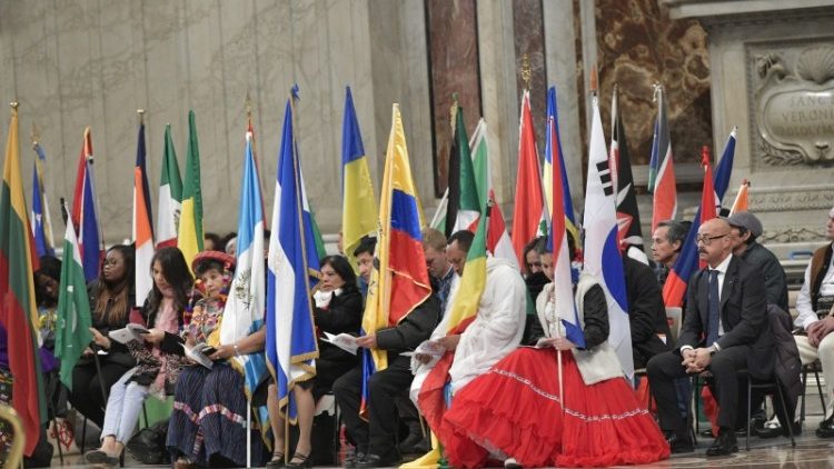 Migranti alla Messa in Basilica Vaticana