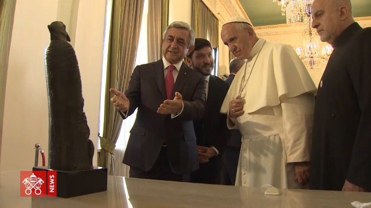 Das Modell der Statue des Kirchenlehrers Gregor von Narek, die in die Vatikanischen Gärten gestellt wird, wurde dem Papst geschenkt.