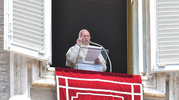 Пантыфік падчас сустрэчы з вернікамі на малітве "Анёл Панскі"