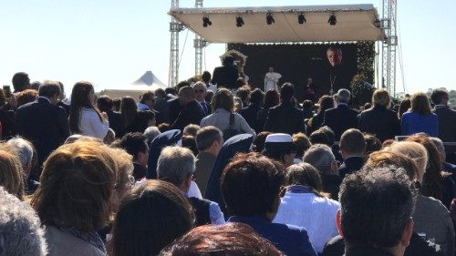 Il Papa nella terra di don Tonino Bello: Mediterraneo, arca di pace