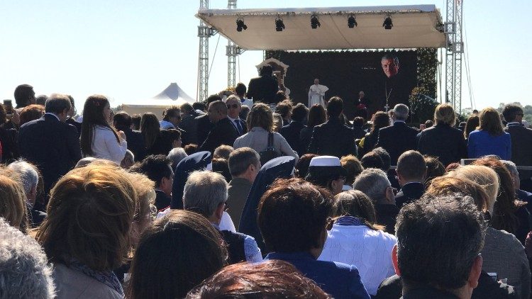 Papa Francesco incontra i fedeli ad Alessano